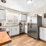 Cozy Ranch Home A Walk From St John\'S Hospital!