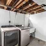 Cozy Ranch Home A Walk From St John\'S Hospital!